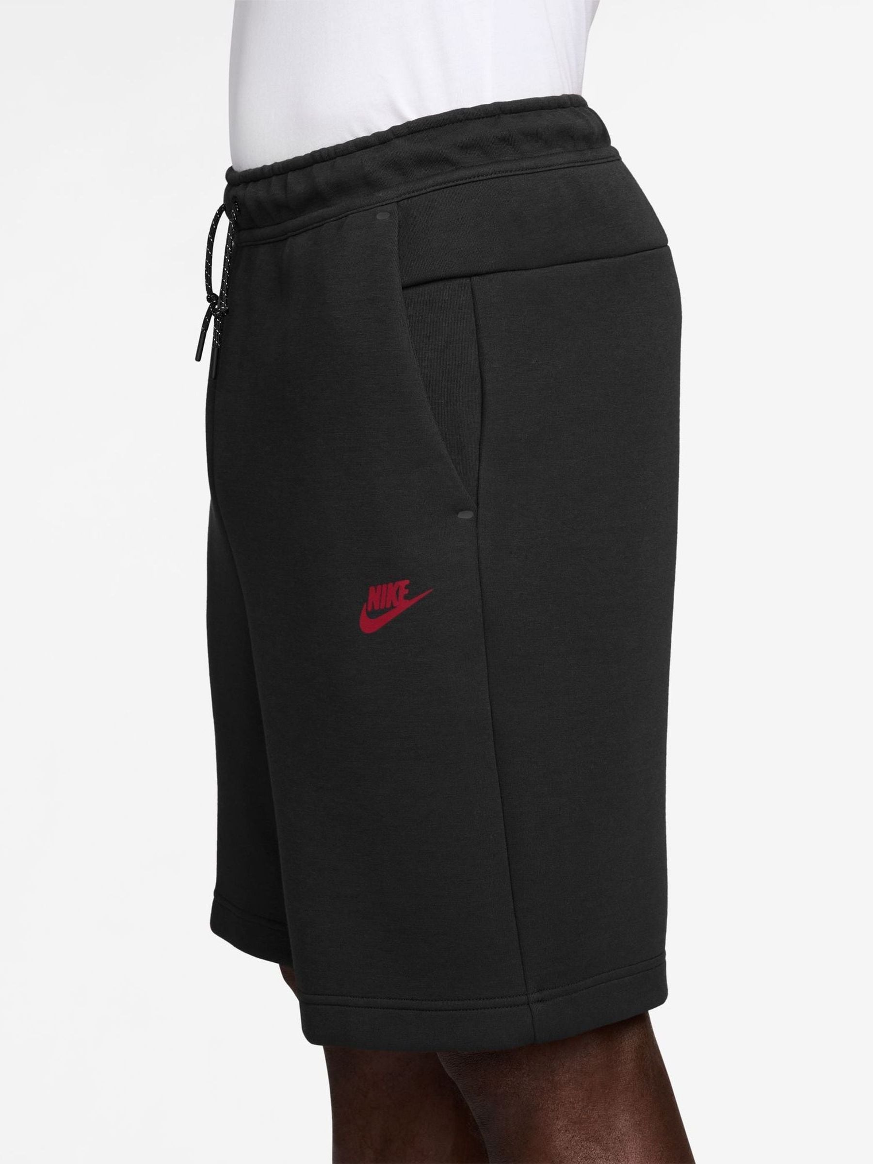 Next：日本 Nike テック フリース ショートパンツ from Next Japan