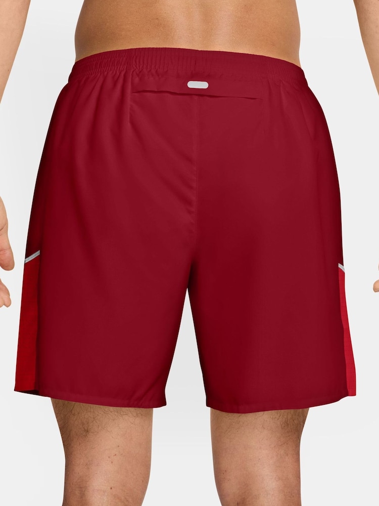 Tough Red - Pantalones cortos de running Miler Dri-FIT con forro tipo calzoncillos de 7 pulgadas de Nike - Imagen 2 de 4