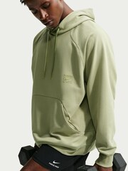 Zaprašena olivno zelena - Nike prevelik športni kapucar iz flisa Dri-FIT - Slika 4 iz 5
