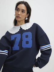 Φούτερ River Island με Μακρύ μανίκι και γιακά με νούμερο στο μπλε του ουρανού - Εικόνα 3 από 4