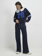 Φούτερ River Island με Μακρύ μανίκι και γιακά με νούμερο στο μπλε του ουρανού - Εικόνα 4 από 4