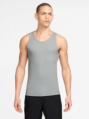 Dūmu pelēks - Nike Athletic Club rievotā treniņveste - Attēls 1 no 3