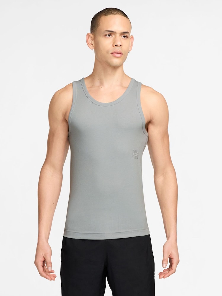 Dūmu pelēks - Nike Athletic Club rievotā treniņveste - Attēls 1 no 3