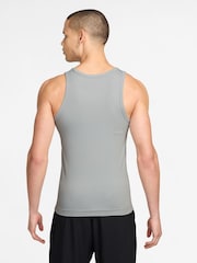 Dūmu pelēks - Nike Athletic Club rievotā treniņveste - Attēls 2 no 3