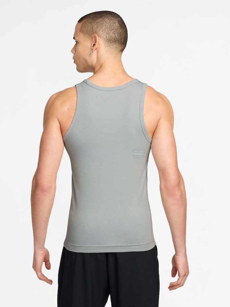 Dūmu pelēks - Nike Athletic Club rievotā treniņveste - Attēls 2 no 3