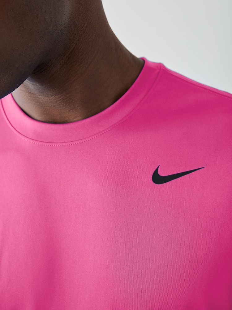 وردي فاقع - تيشيرت فليكس للأداء الرياضي Nike Dri-FIT - صورة 4 من 4