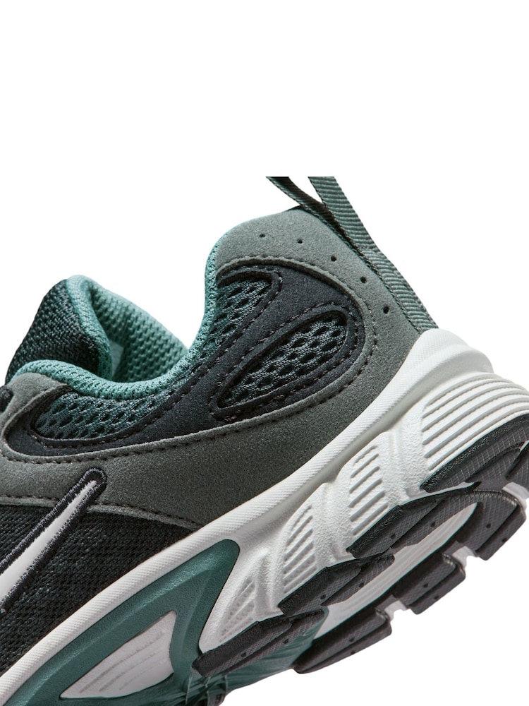 Nike Black/Spruce Green Junior V5 Runner Trainers - Image 2 of 8 Nike Black/Spruce Green Junior V5 Runner Trainers - Image 2 of 8