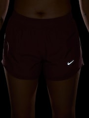 Data Mística Castanho - Calções de corrida Nike Tempo Dri-FIT de cintura média com forro interno. - Imagem 6 de 6