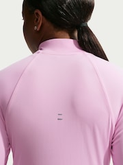 وردي متدرّج - بلوزة Tempo للجري بتقنية Dri-FIT مزودة بسحاب 1/2 الطول من Nike - صورة 5 من 5