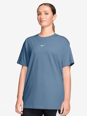 أزرق عملي - تيشِرت رياضي أساسي بقصّة واسعة من Nike - صورة 1 من 3