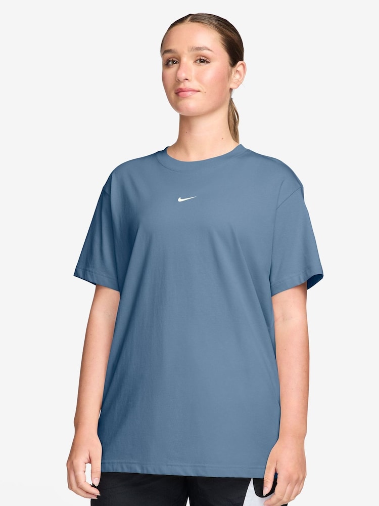 أزرق عملي - تيشِرت رياضي أساسي بقصّة واسعة من Nike - صورة 1 من 3 أزرق عملي - تيشِرت رياضي أساسي بقصّة واسعة من Nike - صورة 1 من 3