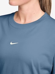 أزرق عملي - تيشِرت رياضي أساسي بقصّة واسعة من Nike - صورة 3 من 3