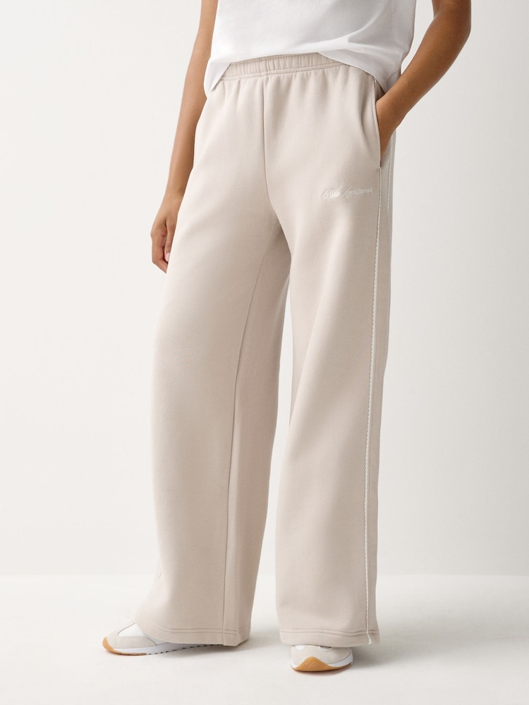 Cream 2 - Nike Studio Fleece Mid Rise Wide Leg Scallop Joggers - Imagen 1 de 5