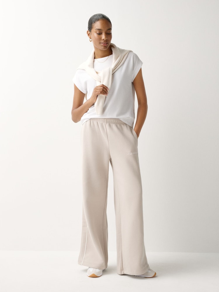 Cream 2 - Nike Studio Fleece Mid Rise Wide Leg Scallop Joggers - Imagen 2 de 5