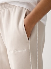Cream 2 - Nike Studio Fleece Mid Rise Wide Leg Scallop Joggers - Imagen 4 de 5