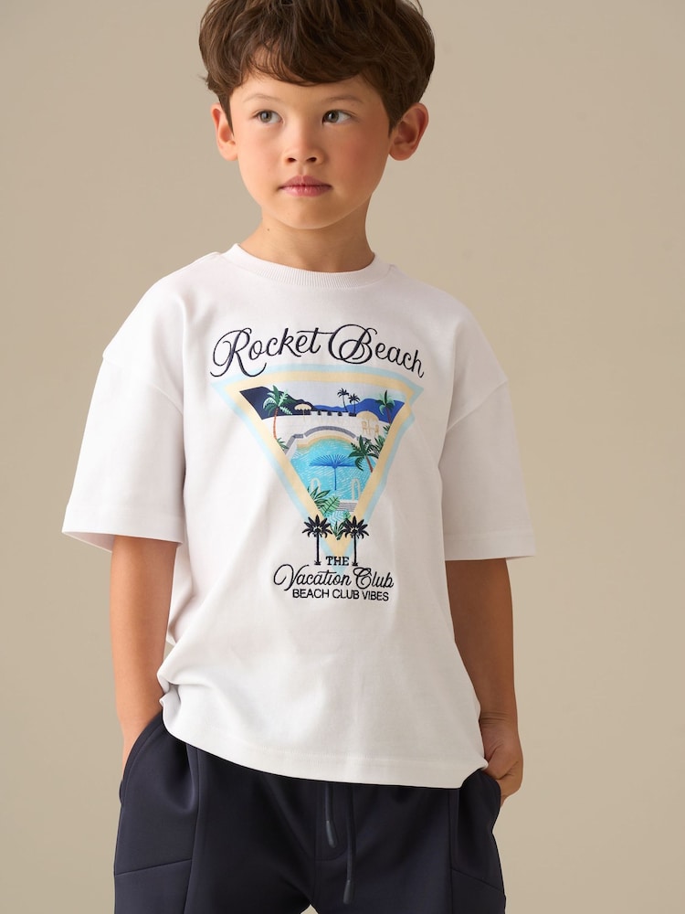 Angel & Rocket West Beach Graphic T-Shirt - 圖片 1,共 8 Angel & Rocket West Beach Graphic T-Shirt - 圖片 1,共 8