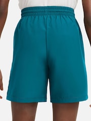 أخضر صنوبري زاهٍ - شورت رياضي عملي بتقنية Dri-FIT من Nike - صورة 2 من 4
