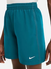 أخضر صنوبري زاهٍ - شورت رياضي عملي بتقنية Dri-FIT من Nike - صورة 3 من 4