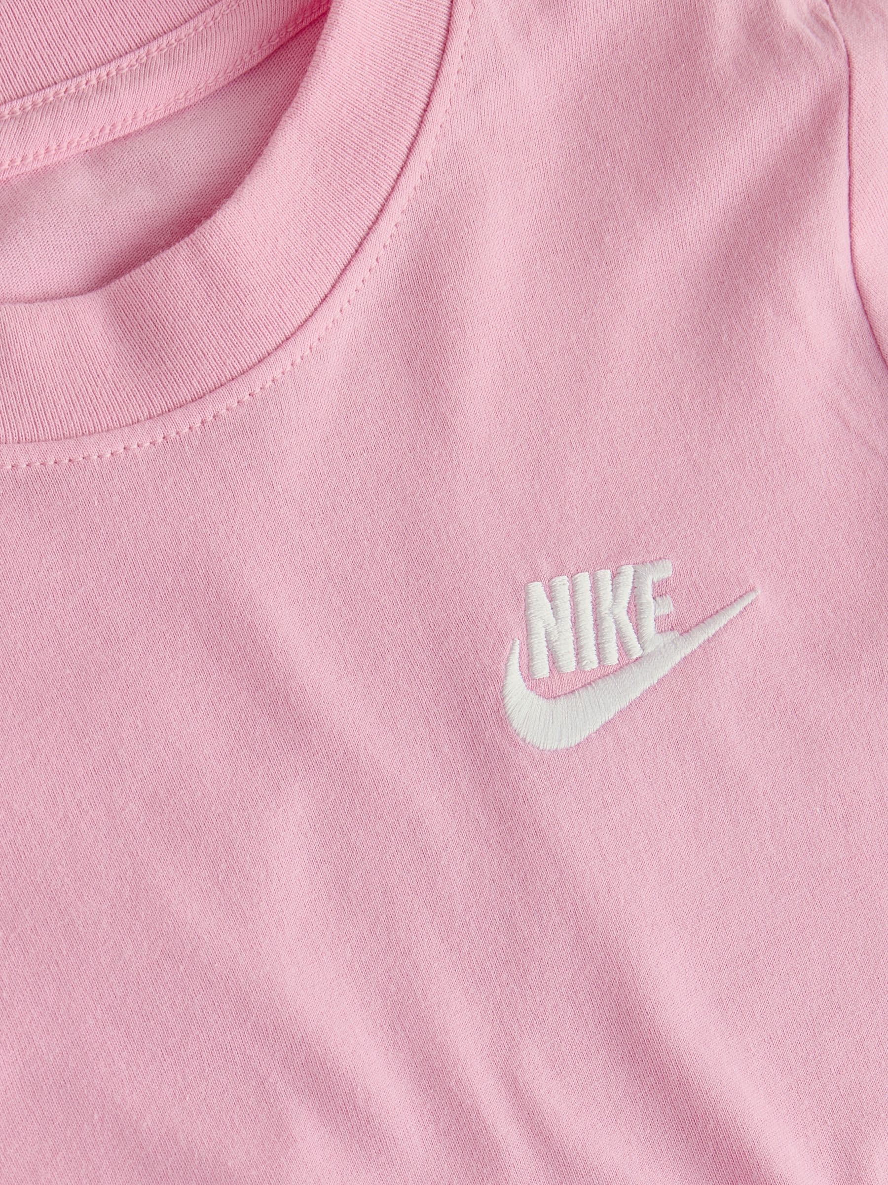 Next：日本 ピンクライズ - Nike Club 半袖 Tシャツ from Next Japan