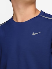أزرق ملكي - تيشِرت بكُم قصير بتقنية Dri-FIT تشكيلة Miler من Nike - صورة 6 من 7