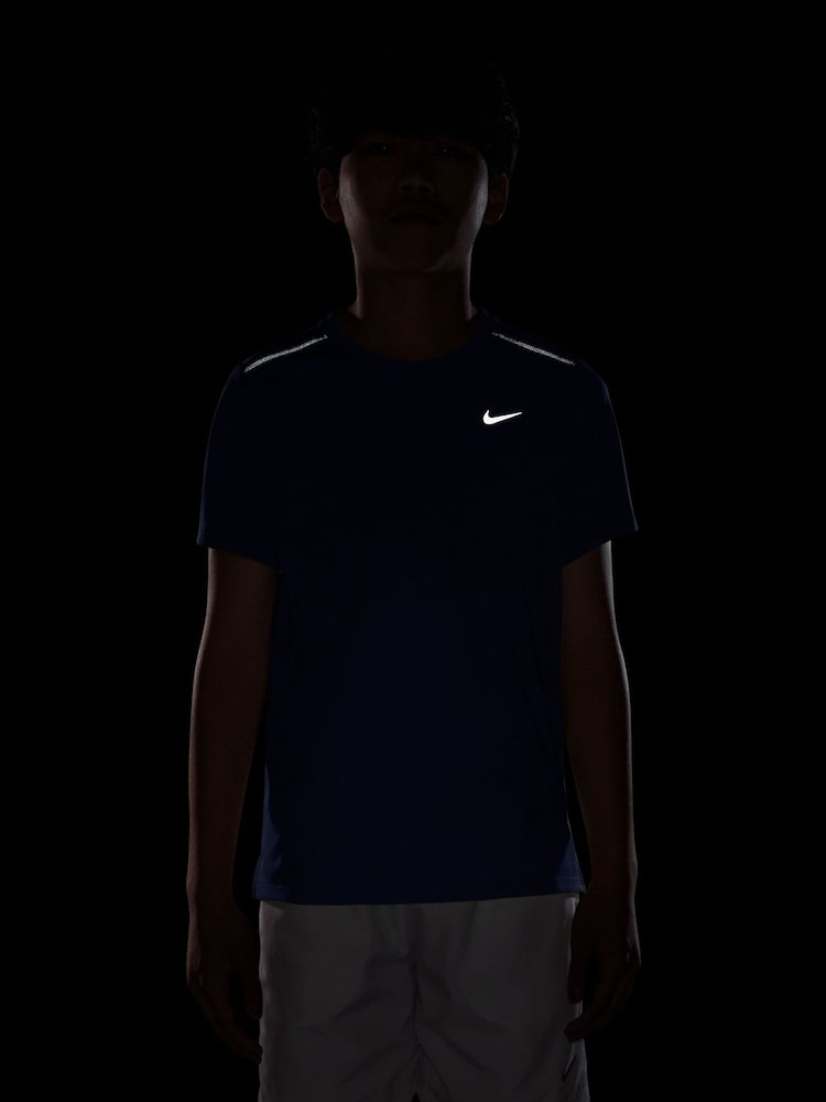 أزرق ملكي - تيشِرت بكُم قصير بتقنية Dri-FIT تشكيلة Miler من Nike - صورة 7 من 7 أزرق ملكي - تيشِرت بكُم قصير بتقنية Dri-FIT تشكيلة Miler من Nike - صورة 7 من 7