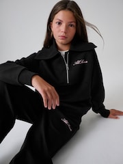 أسود - SmALLSAINTS Script Funnel Neck Sweatshirt and Wide Leg Joggers Set - Image 4 of 15
