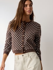 Schokoladenbraun mit Polka-Punkten - Strickjacke mit Rundhalsausschnitt - Bild 1 von 4