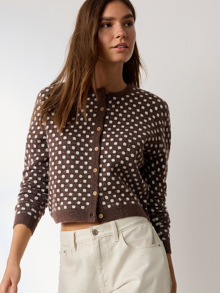 Schokoladenbraun mit Polka-Punkten - Strickjacke mit Rundhalsausschnitt - Bild 1 von 4