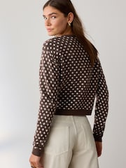 Schokoladenbraun mit Polka-Punkten - Strickjacke mit Rundhalsausschnitt - Bild 2 von 4