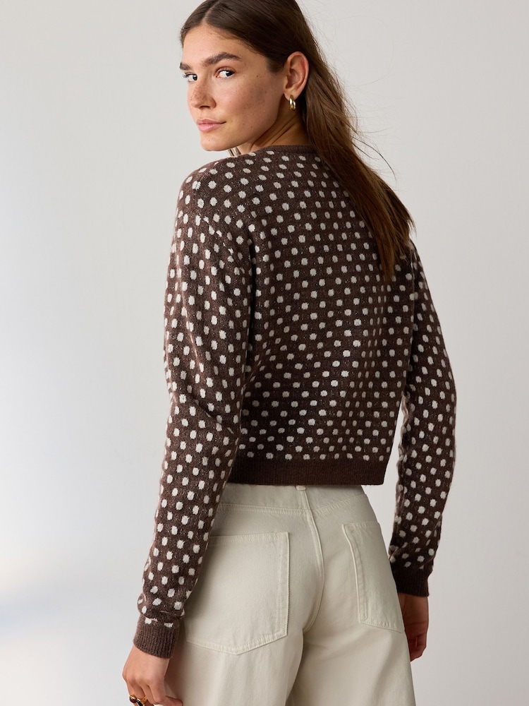 Schokoladenbraun mit Polka-Punkten - Strickjacke mit Rundhalsausschnitt - Bild 2 von 4