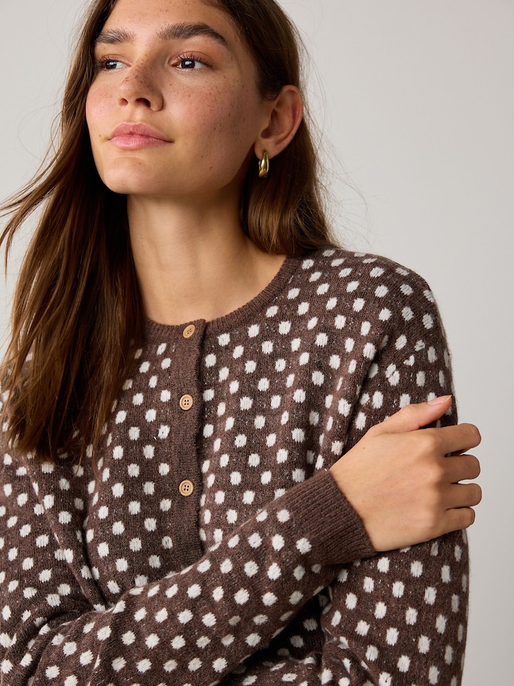 Schokoladenbraun mit Polka-Punkten - Strickjacke mit Rundhalsausschnitt - Bild 4 von 4