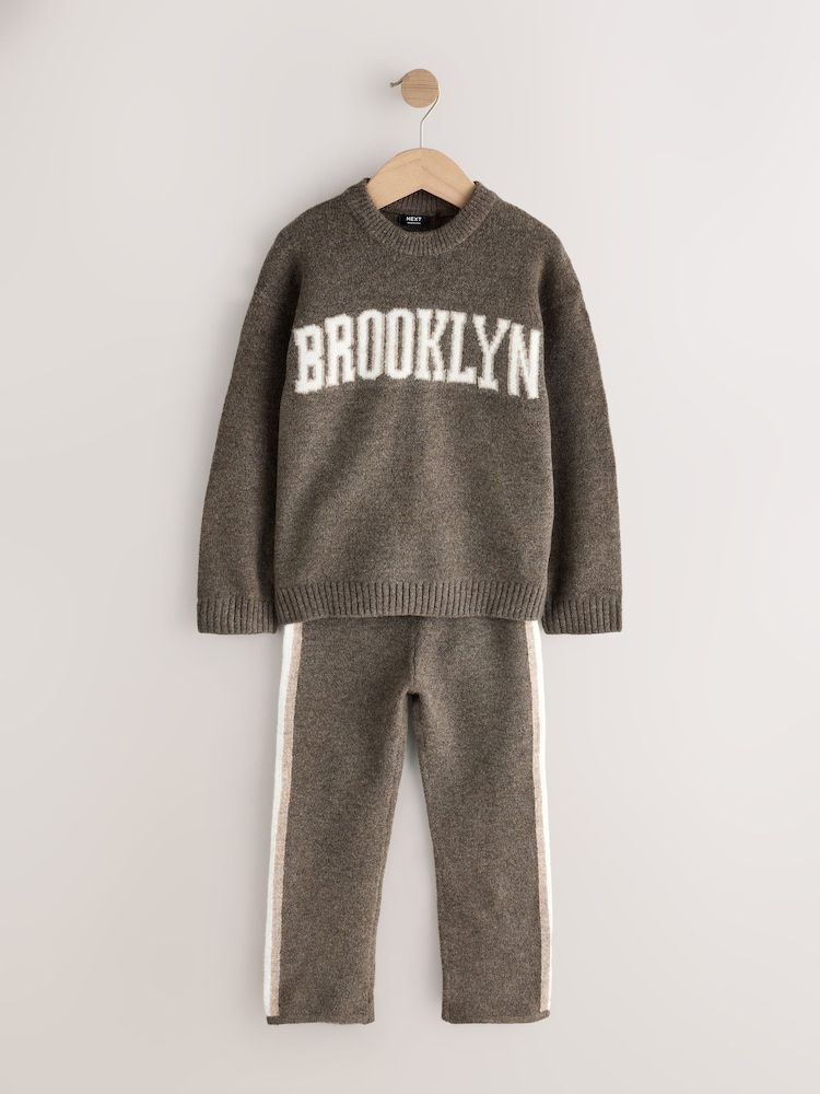 Brooklyn Castanho Chocolate - Conjunto de suéter de gola redonda e calça de moletom em tricô (3meses a7anos) - Imagem 1 de 6 Brooklyn Castanho Chocolate - Conjunto de suéter de gola redonda e calça de moletom em tricô (3meses a7anos) - Imagem 1 de 6