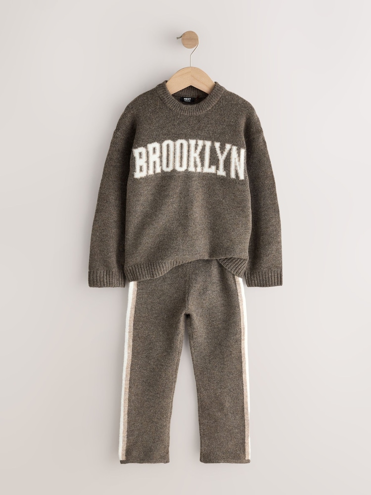 Brooklyn Castanho Chocolate - Conjunto de suéter de gola redonda e calça de moletom em tricô (3meses a7anos) - Imagem 2 de 6 Brooklyn Castanho Chocolate - Conjunto de suéter de gola redonda e calça de moletom em tricô (3meses a7anos) - Imagem 2 de 6