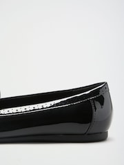 Mocasines Lipsy de charol con flecos, planos y ajustados, para ropa de oficina. - Imagen 3 de 4