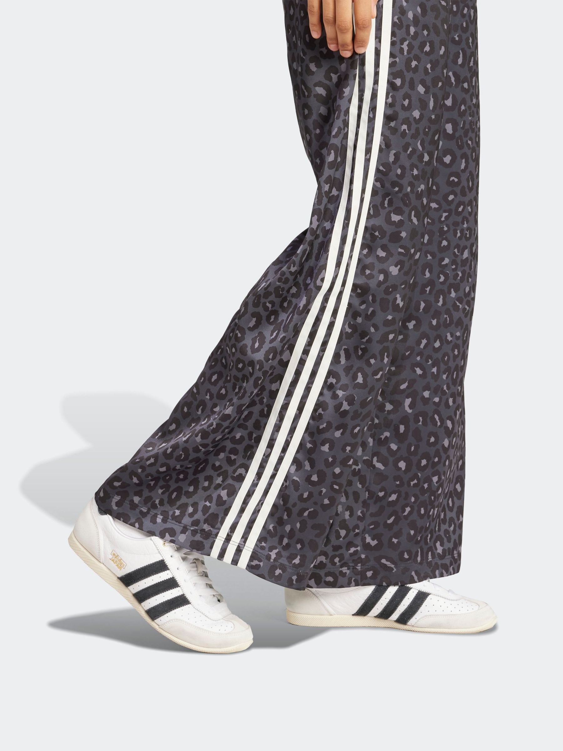 Next：日本 adidas Originals ワイドレッグサテンパンツ from Next Japan