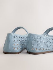 כחול  - ®Forever Comfort נעלי מרי ג'יין שטוחות במראה כותנה מחוררת - תמונה 10 מתוך 10