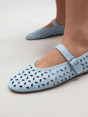 כחול  - ®Forever Comfort נעלי מרי ג'יין שטוחות במראה כותנה מחוררת - תמונה 6 מתוך 10