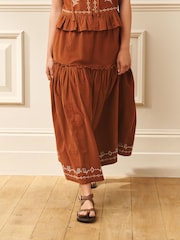تنورة طبقات كوردروي مطرَّزة من Laura Ashley - Image 3 of 6