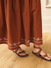 تنورة طبقات كوردروي مطرَّزة من Laura Ashley - Image 6 of 6