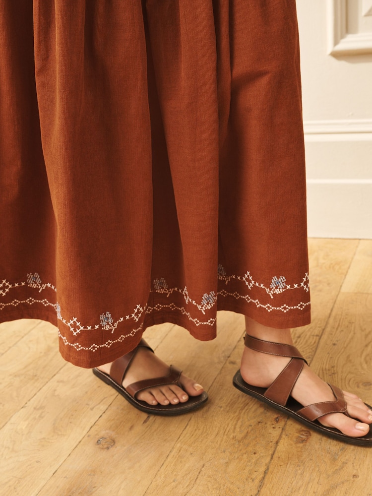 تنورة طبقات كوردروي مطرَّزة من Laura Ashley - Image 6 of 6