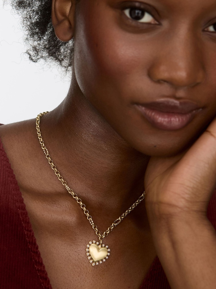 Oliver Bonas Gold Tone Olive Faux Pearl Heart Pendant Necklace - Image 4 of 4 Oliver Bonas Gold Tone Olive Faux Pearl Heart Pendant Necklace - Image 4 of 4