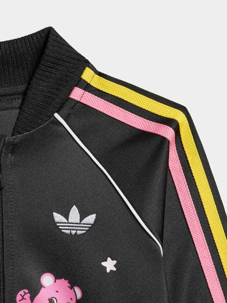 بدلة رياضية Superstar بتصميم Care Bears من adidas Originals - صورة 3 من 3 بدلة رياضية Superstar بتصميم Care Bears من adidas Originals - صورة 3 من 3