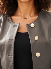 Δερμάτινο μπουφάν Sosandar χωρίς γιακά με χρυσά κουμπιά - Εικόνα 4 του 4