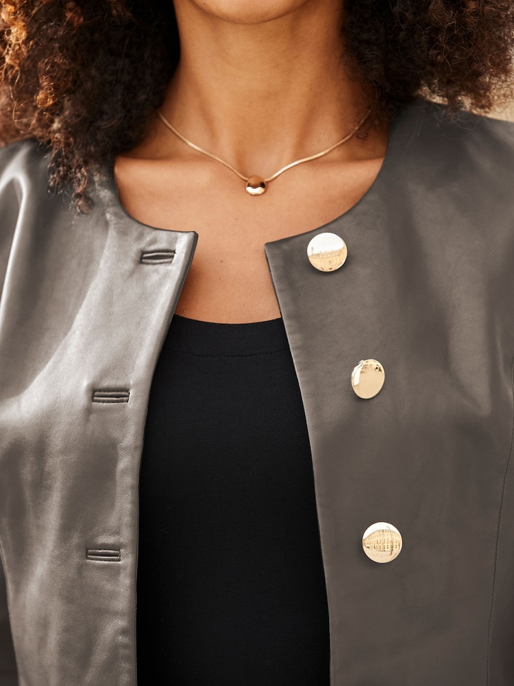 Δερμάτινο μπουφάν Sosandar χωρίς γιακά με χρυσά κουμπιά - Εικόνα 4 του 4