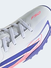 adidas נעלי כדורגל עם רצועות סקוץ' למגרשי דשא לילדים, דגם F50 Hyperfast Club - תמונה 2 מתוך 11