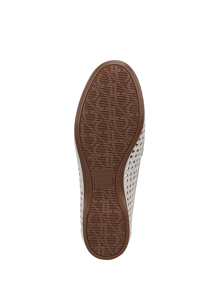 Hvit - Naturalizer Bloom-Perf hvite Loafers med Bred passform - Bilde 8 av 8