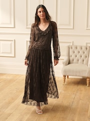 Blouse coordonnée en dentelle à volants et col en V Laura Ashley - Image 2 sur 7