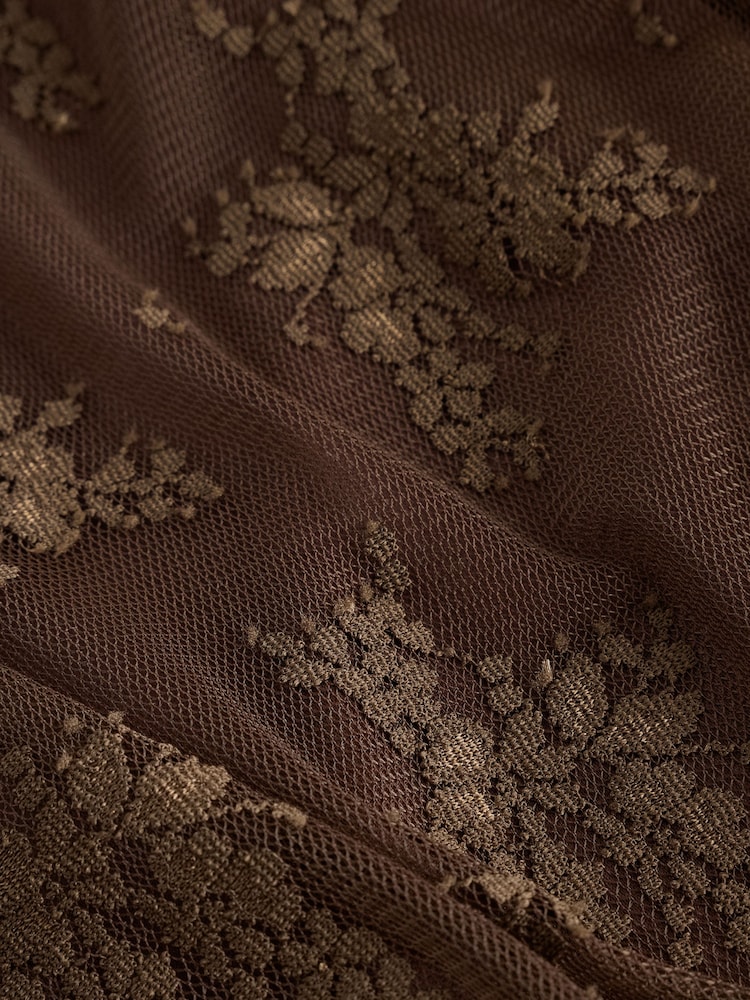 Blouse coordonnée en dentelle à volants et col en V Laura Ashley - Image 7 sur 7