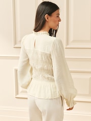 كريم - بلوزة مُجمّعة كُم طويل من Laura Ashley - صورة 2 من 8