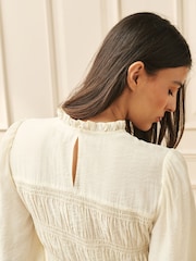 كريم - بلوزة مُجمّعة كُم طويل من Laura Ashley - صورة 3 من 8
